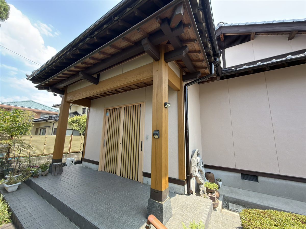 塗装後の和風の玄関まわり。木の柱と外壁が仕上がっている