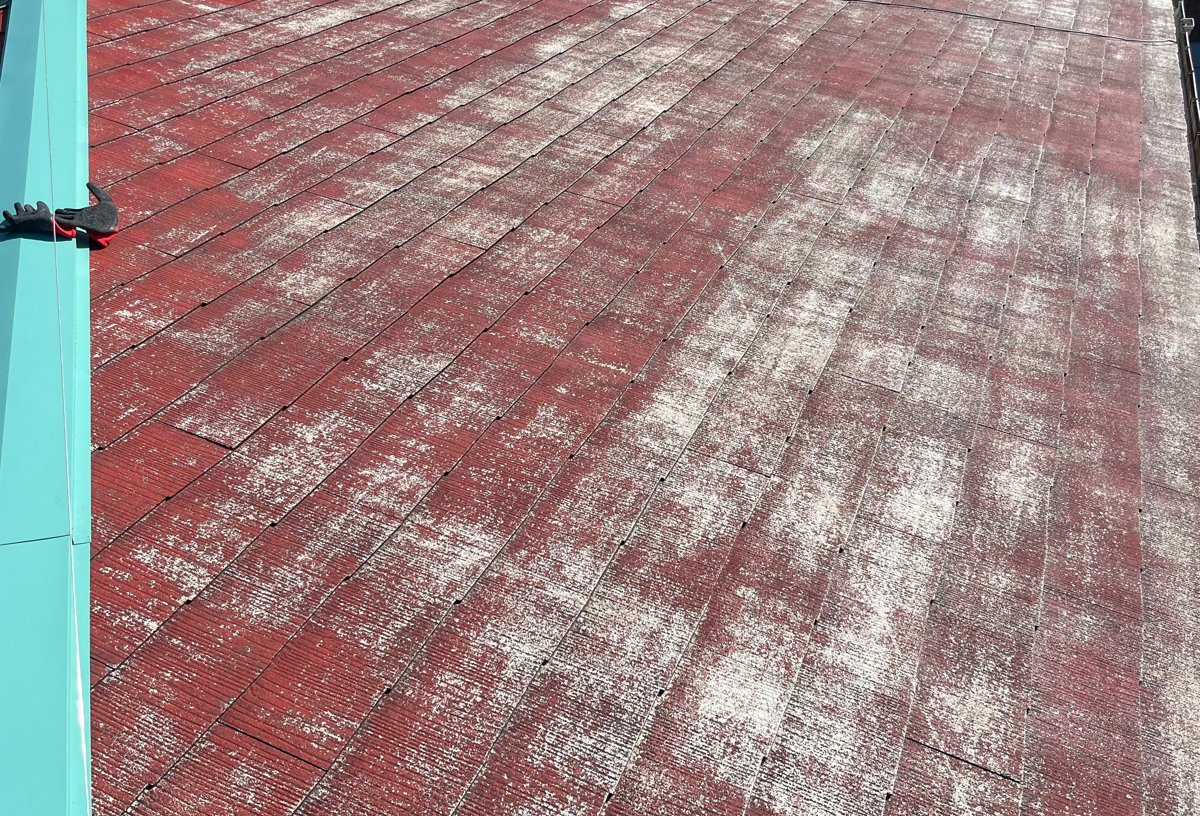 塗装前の赤いコロニアル屋根。下地の補修と板金の交換を終え、高圧洗浄をしたあとで、表面が白っぽく傷んでいる