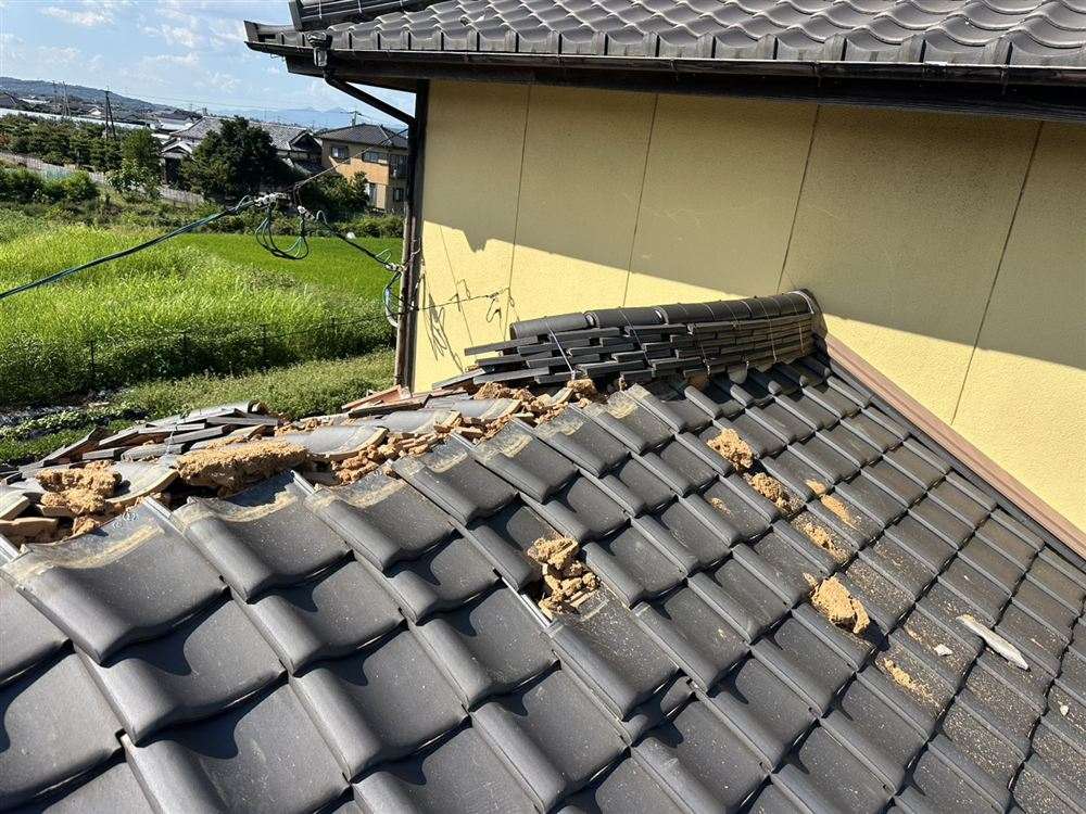 漆喰がはがれ崩れた棟瓦(宇城市)