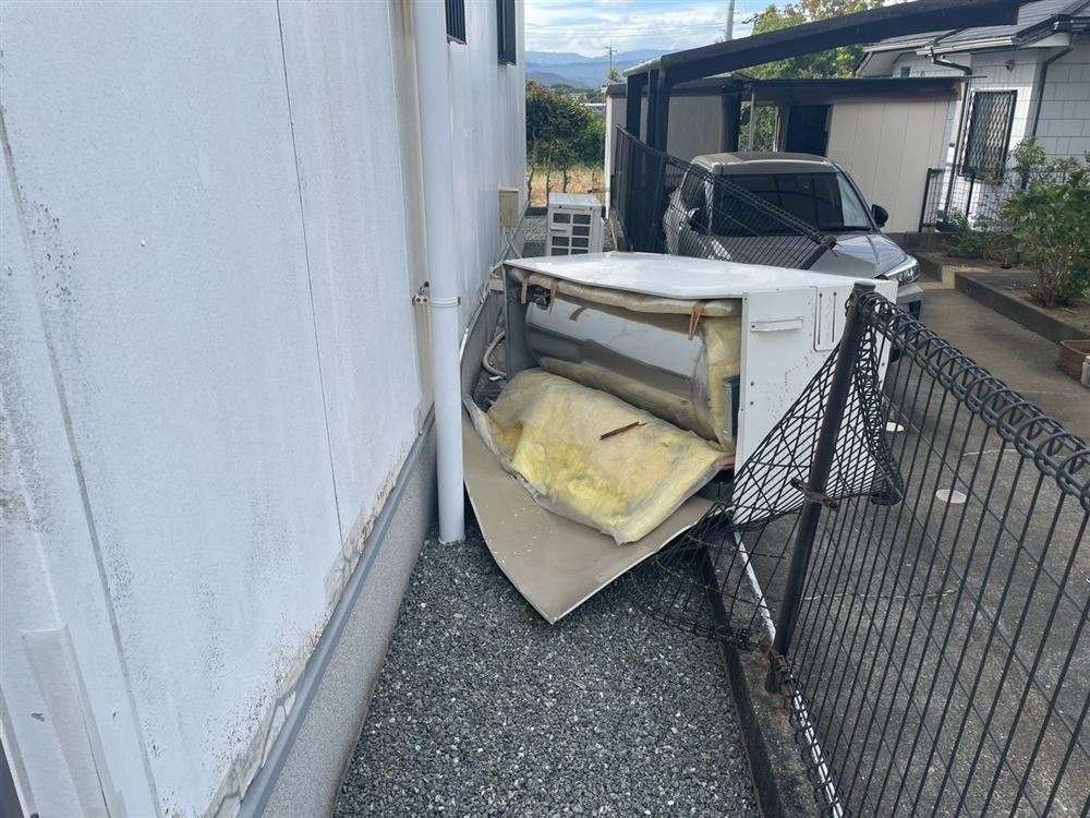 地震で倒れたエコキュート(宇城市)