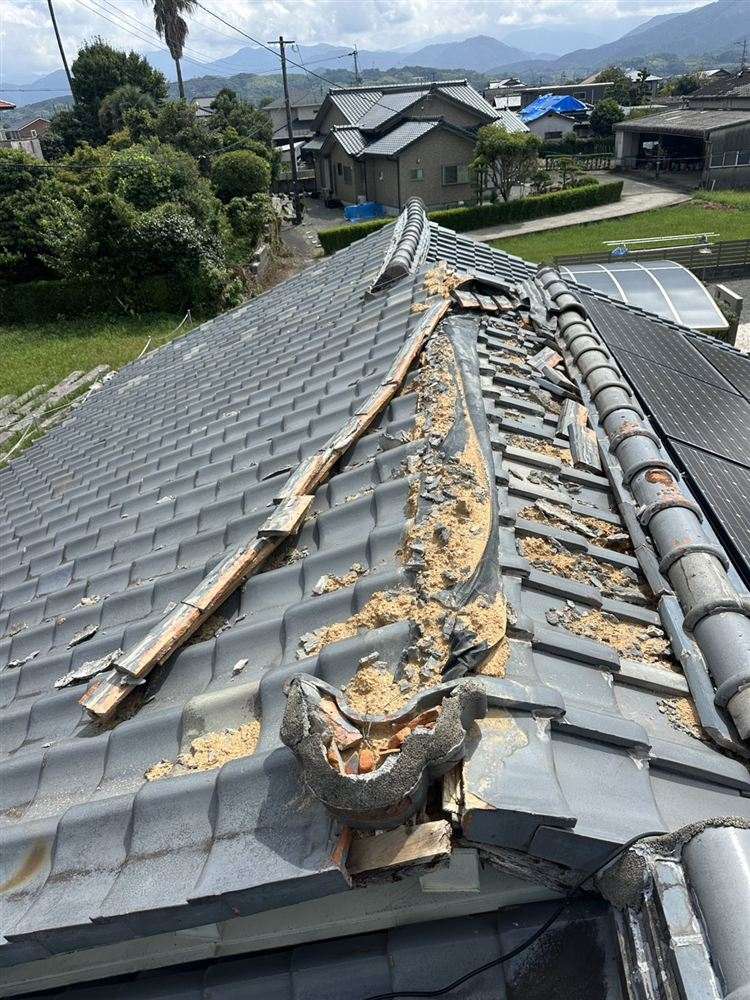 地震で崩れた棟瓦
