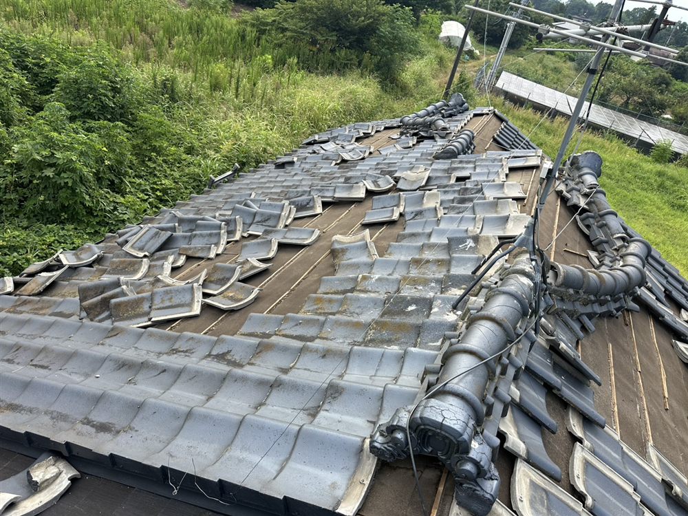地震で棟瓦が崩れた瓦屋根