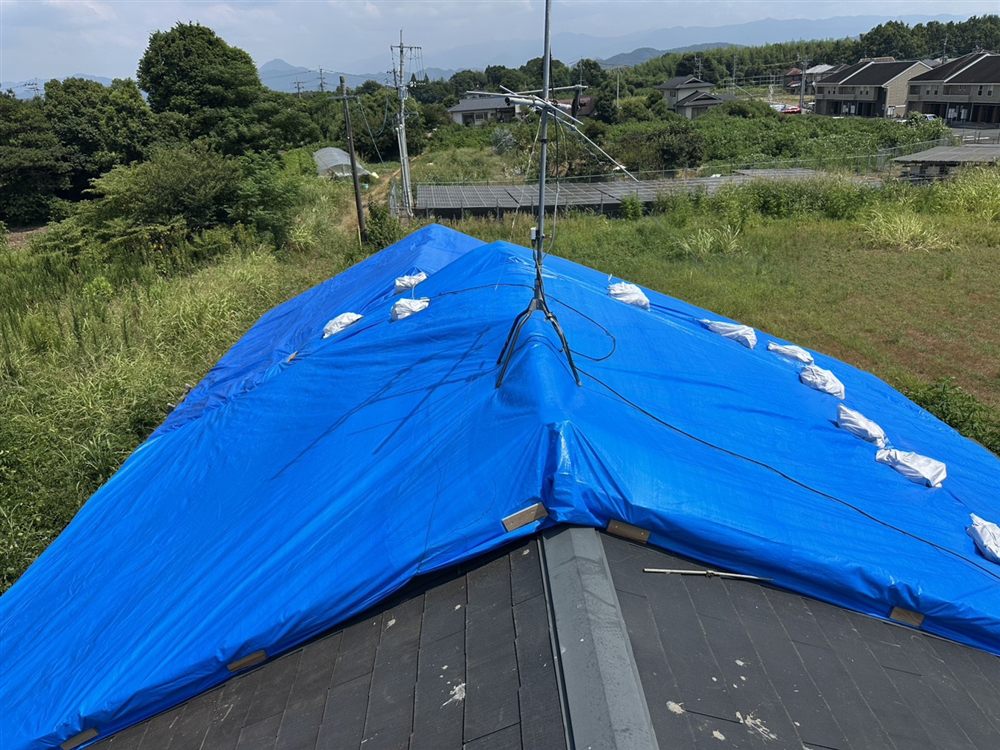 ブルーシートで覆った屋根